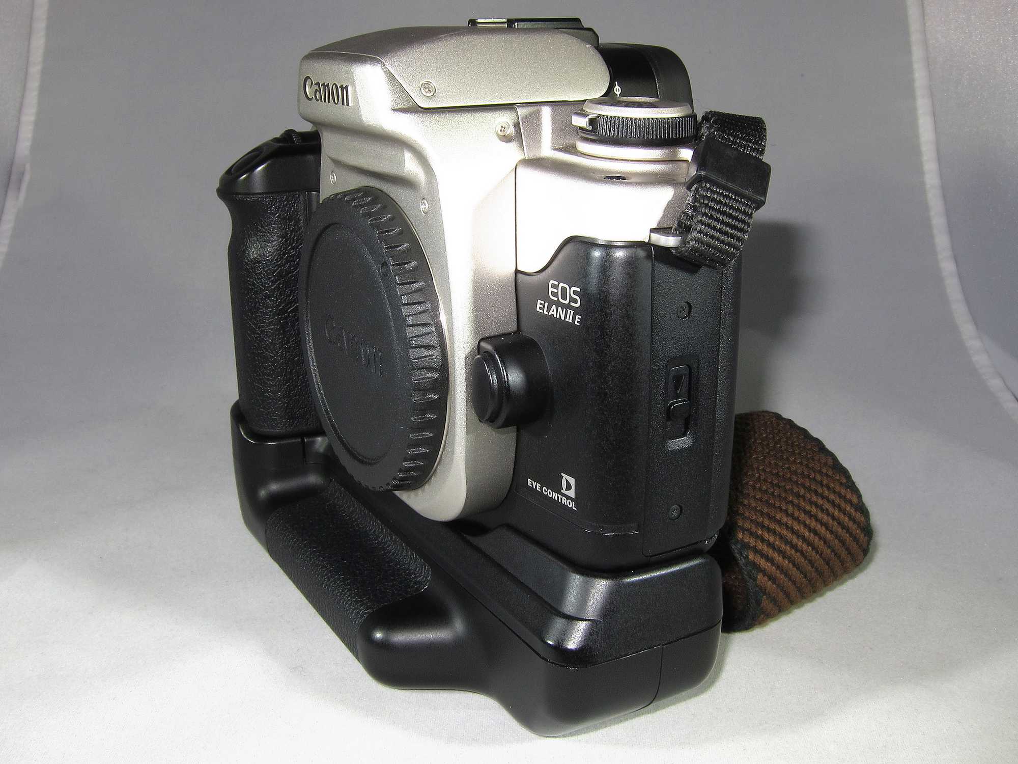Canon EOS Elan IIe film body with power grip - Image 6