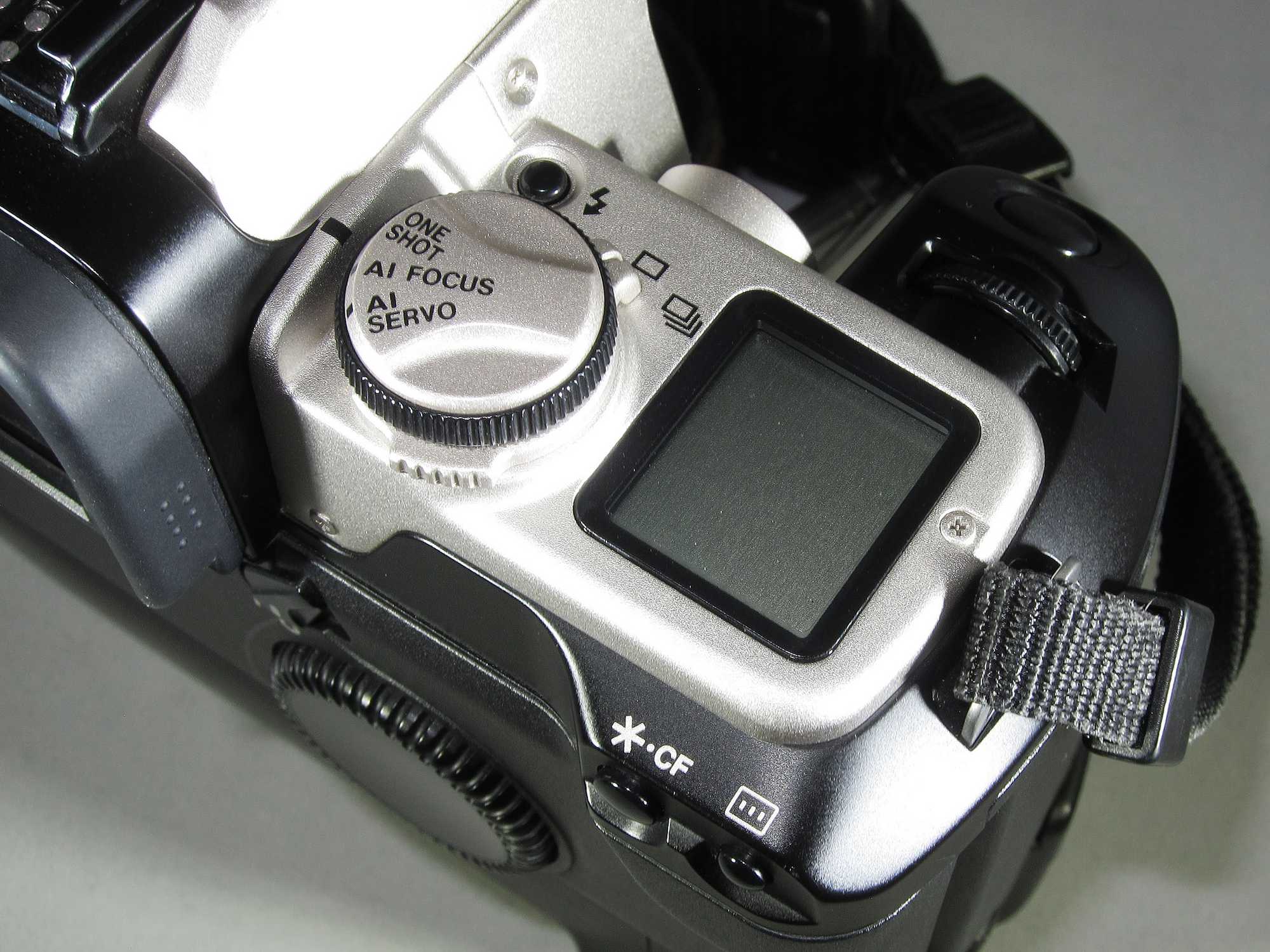 Canon EOS Elan IIe film body with power grip - Image 4