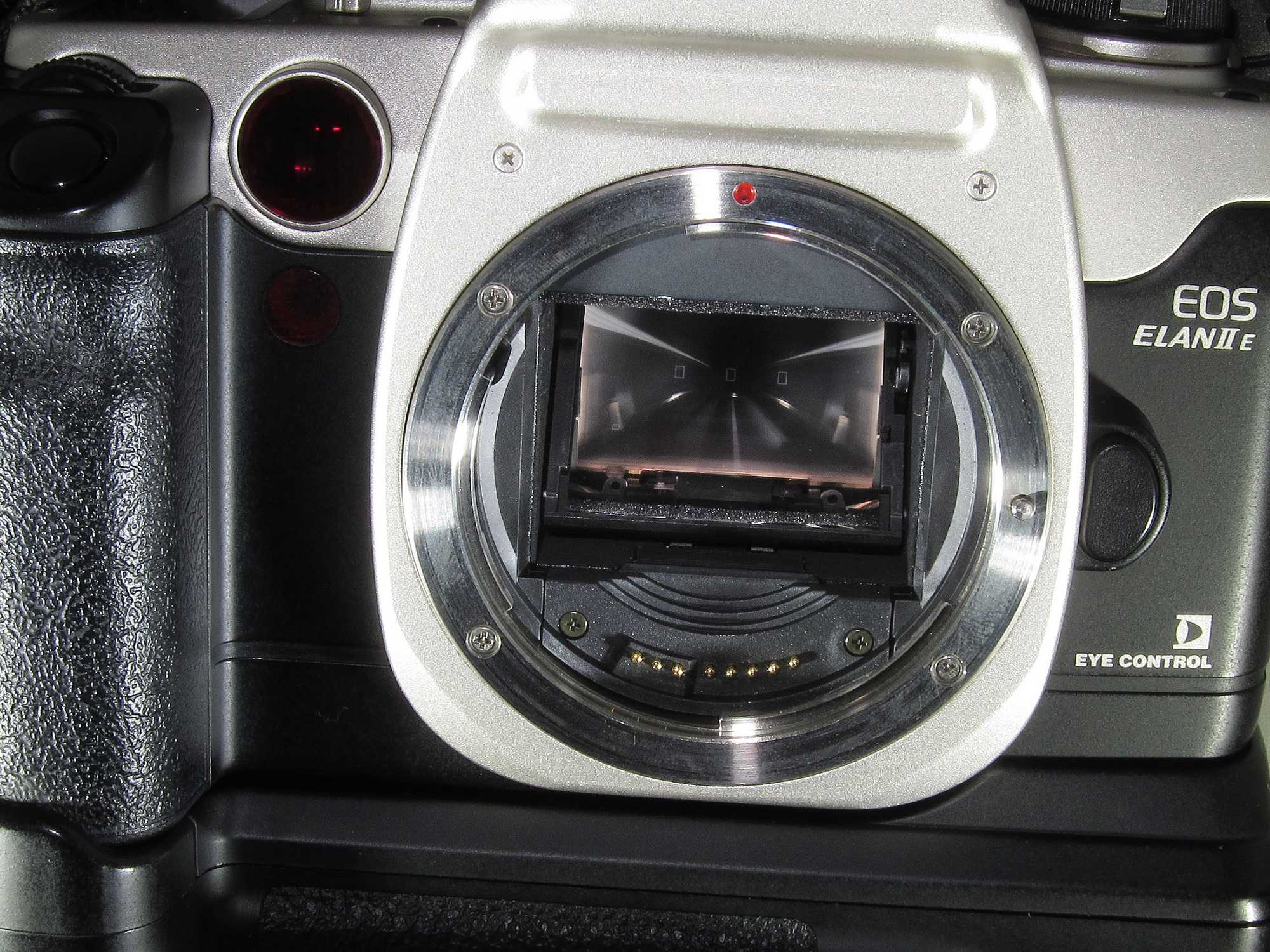 Canon EOS Elan IIe film body with power grip - Image 8