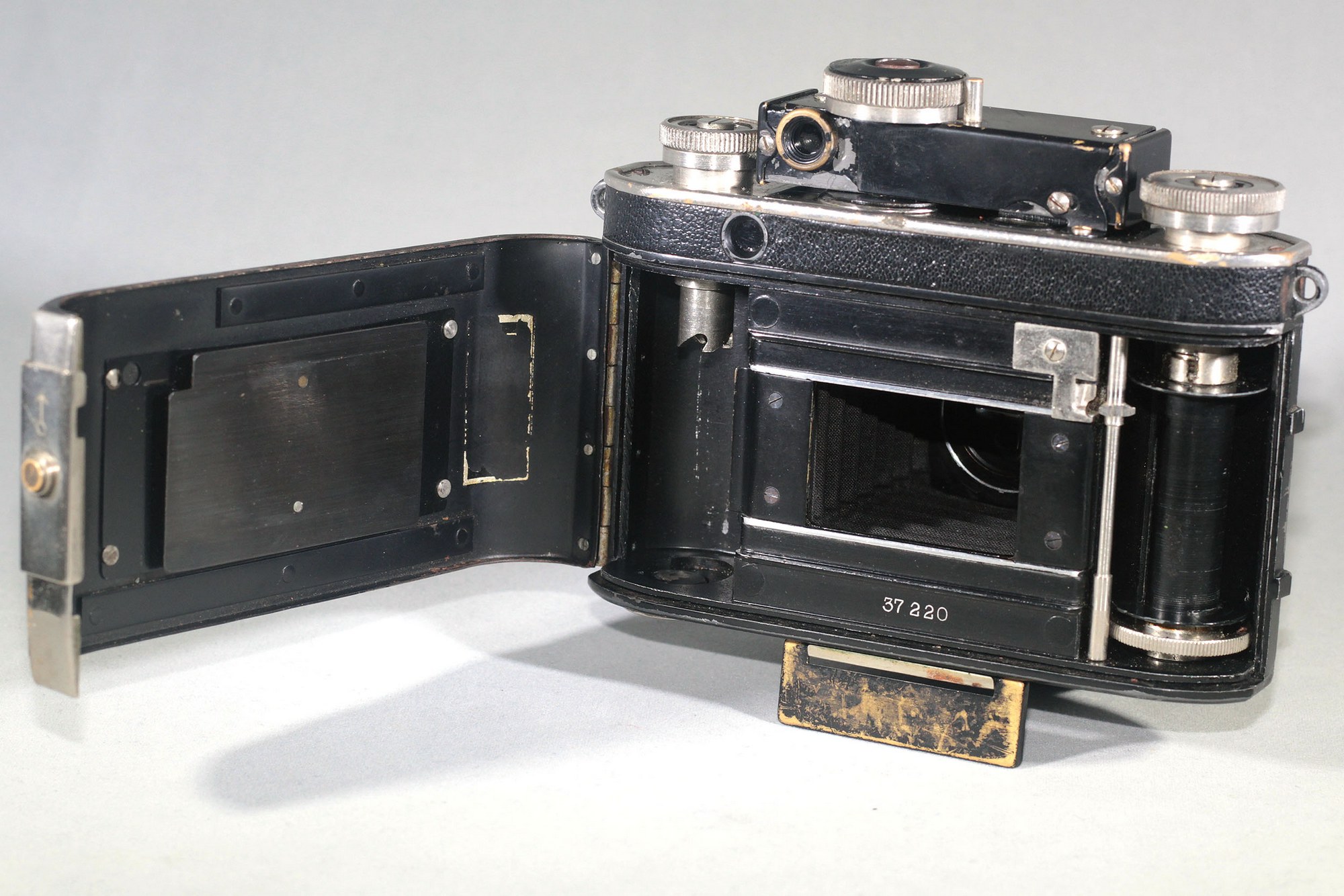 CERTO DOLLINA II Black version (circa 1937) coupled rangefinder camera with trimmed shutter lever modification- pre war. Extremely rare! - Image 8