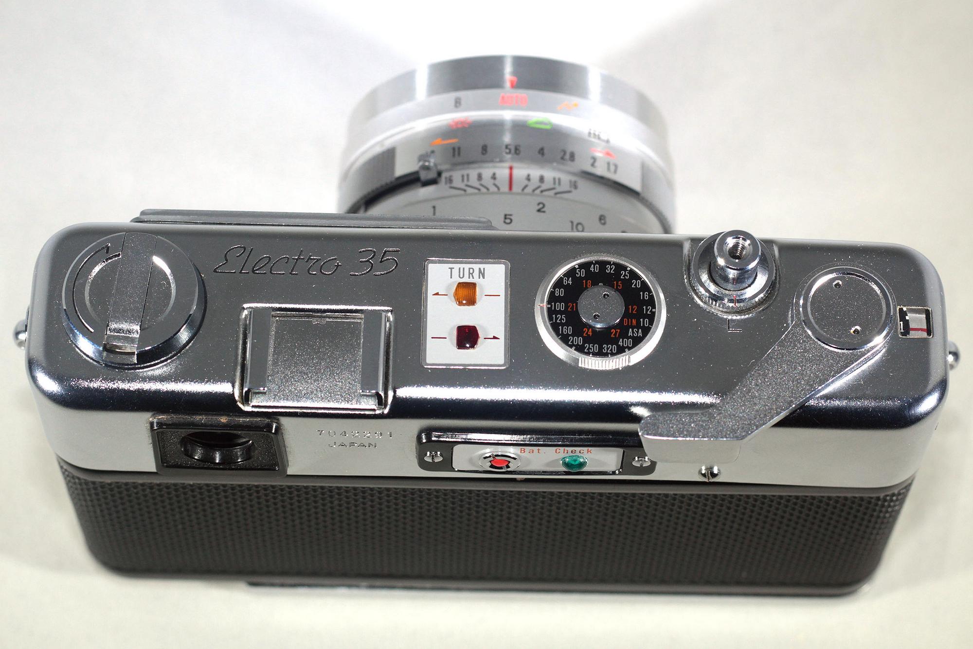 Vintage Yashica Electro 35 Range-finder camera, first of the series. Cosmetically mint! - Image 3