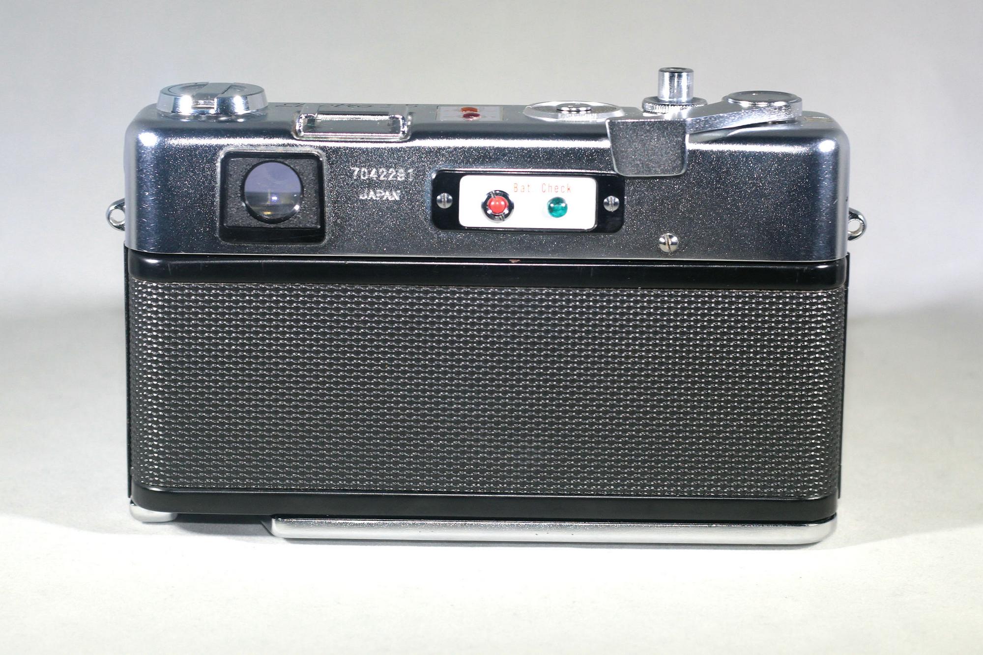 Vintage Yashica Electro 35 Range-finder camera, first of the series. Cosmetically mint! - Image 4