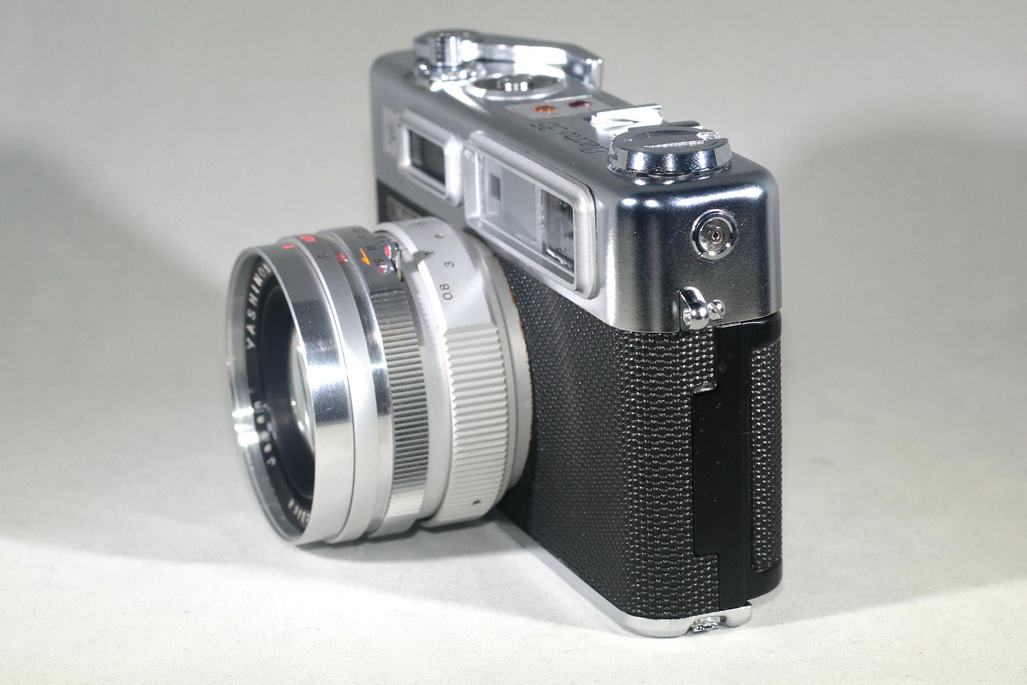 Vintage Yashica Electro 35 Range-finder camera, first of the series. Cosmetically mint! - Image 5