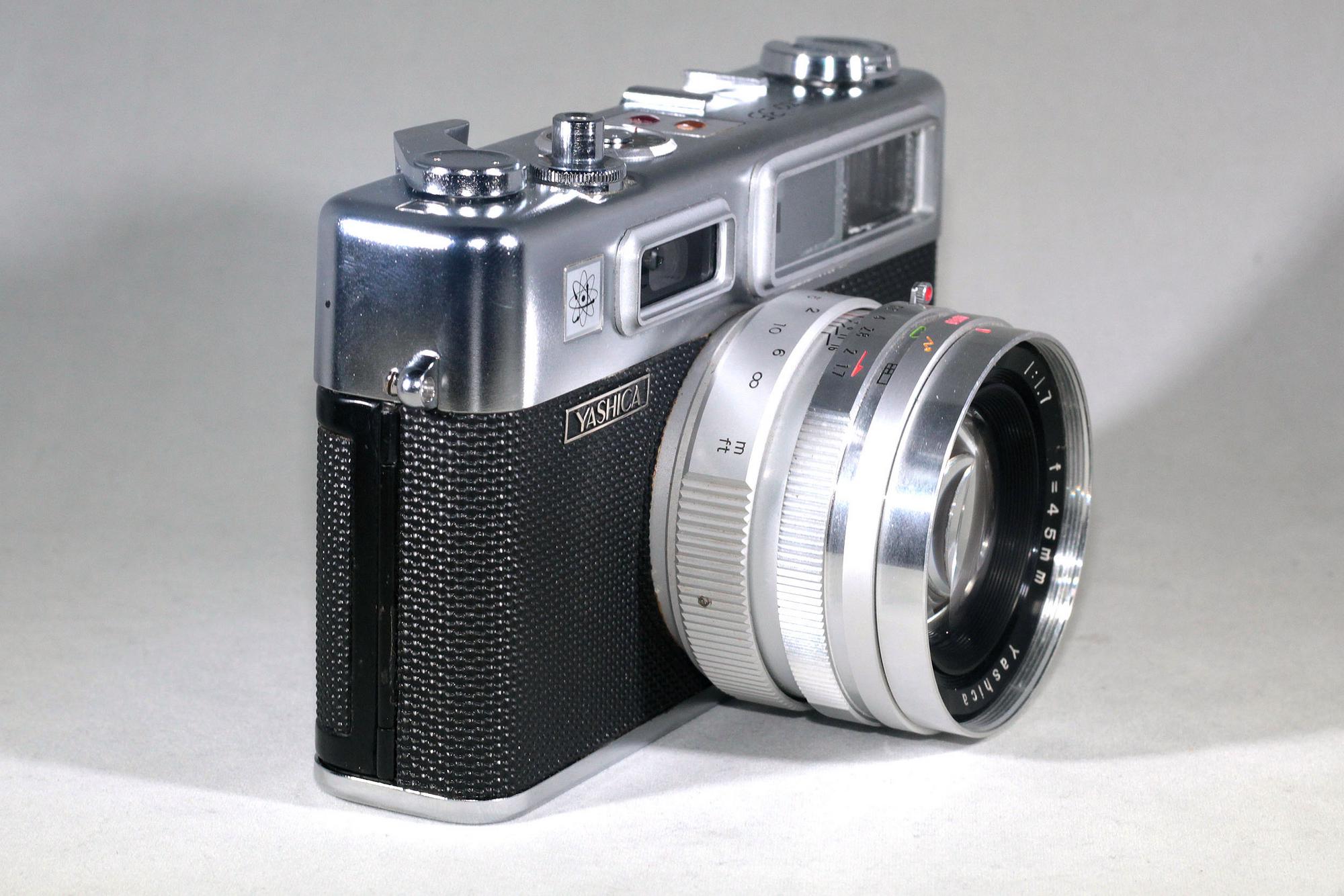 Vintage Yashica Electro 35 Range-finder camera, first of the series. Cosmetically mint! - Image 6