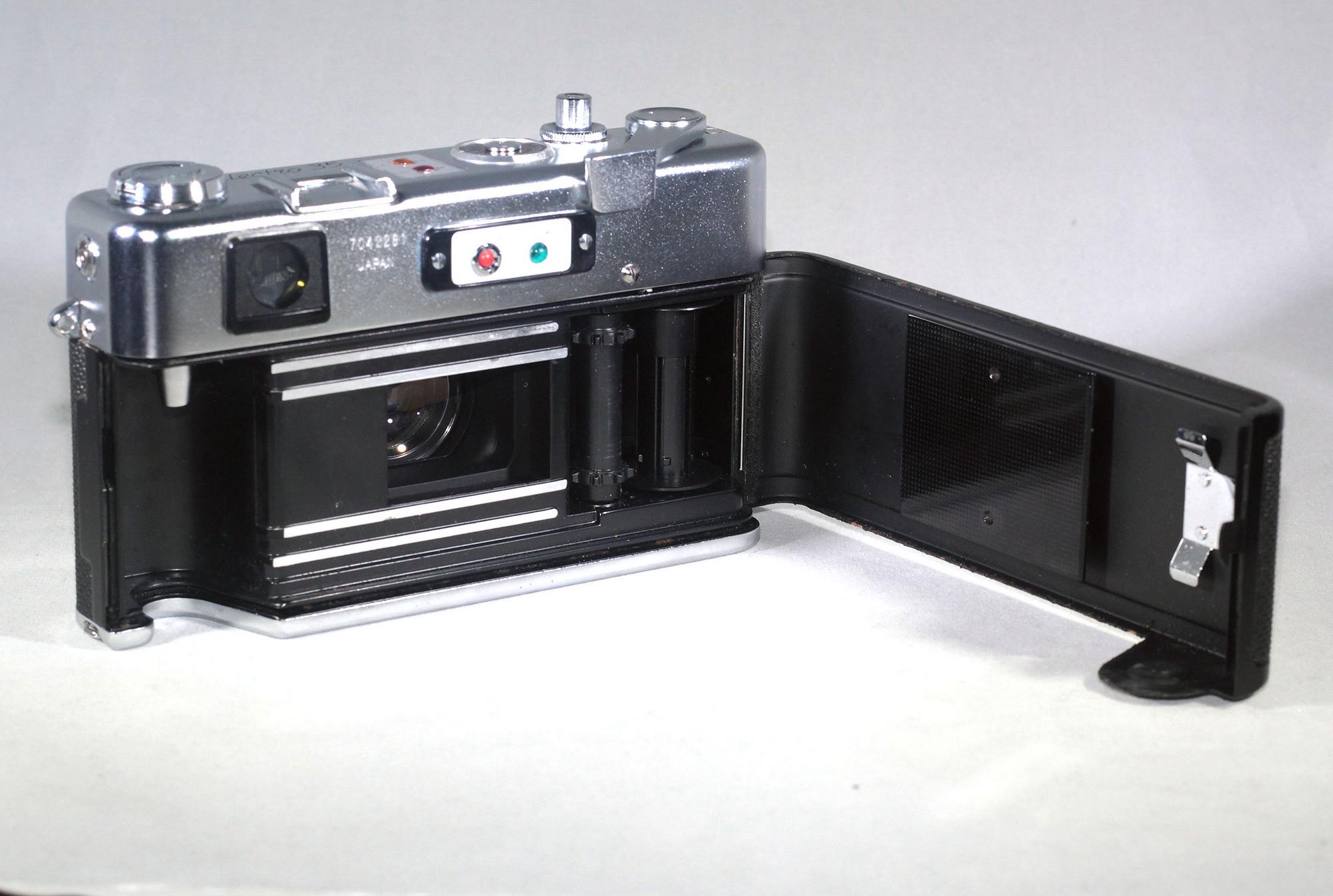 Vintage Yashica Electro 35 Range-finder camera, first of the series. Cosmetically mint! - Image 9
