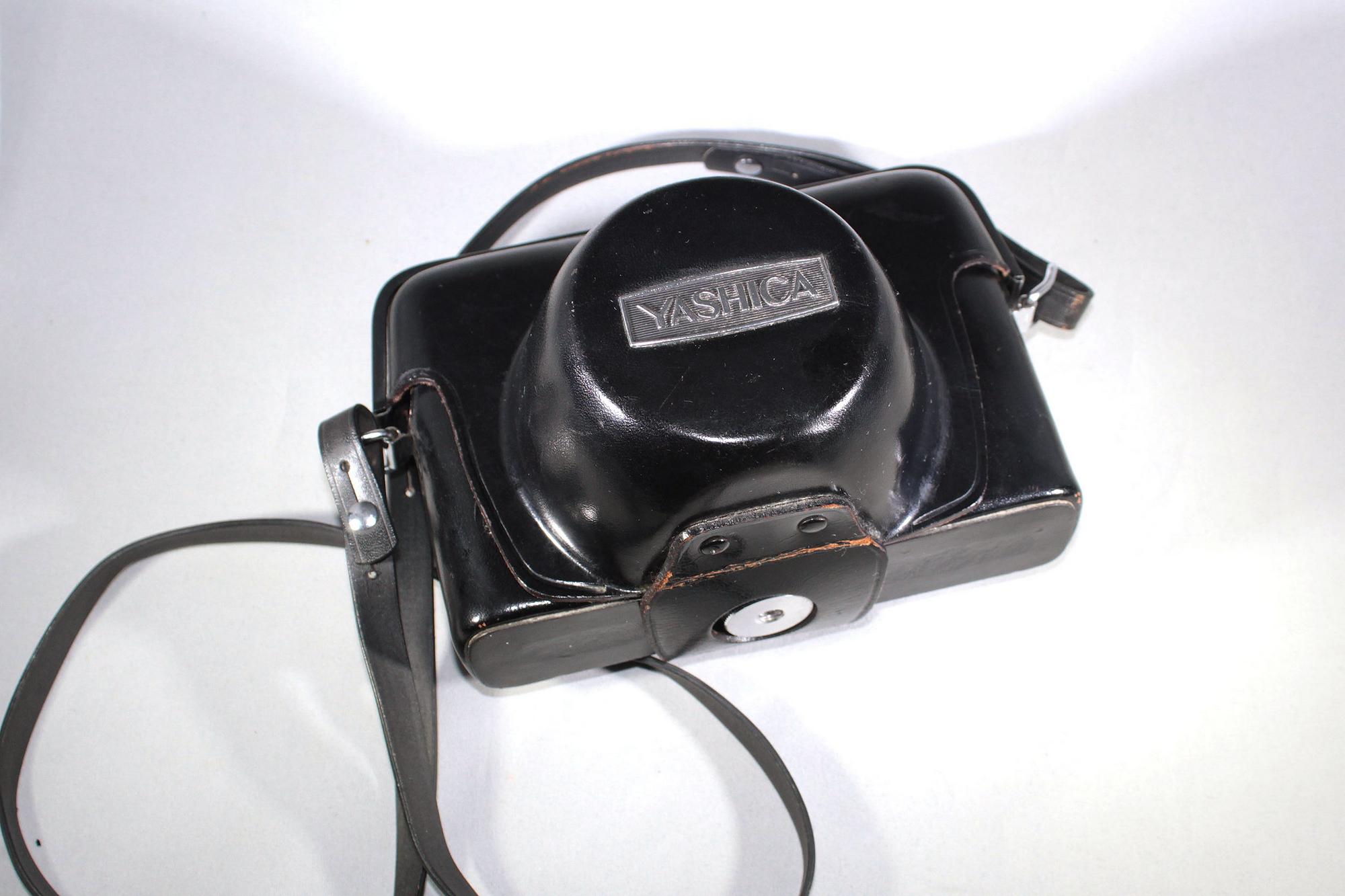 Vintage Yashica Electro 35 Range-finder camera, first of the series. Cosmetically mint! - Image 10